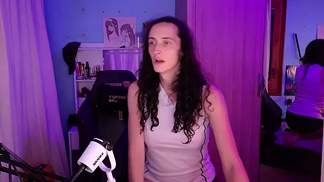 Snapshot of MemiKouki chatting on 12.13.25 MemiKouki online show from 12.13.25