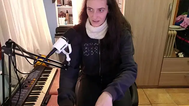 Snapshot of MemiKouki chatting on 12.22.25 MemiKouki online show from 12.22.25