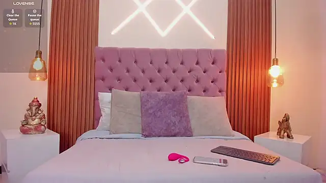 Sophia turneer online show from 11.15.25