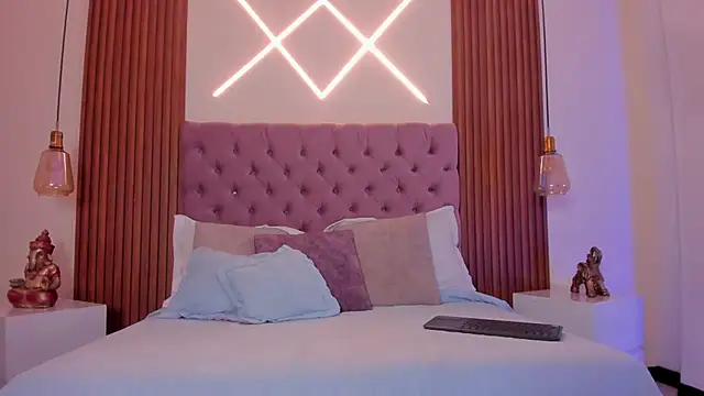 Sophia turneer online show from 12.13.25