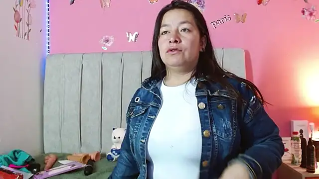 Snapshot of monickhot303av chatting on 09.17.25 monickhot303av online show from 09.17.25