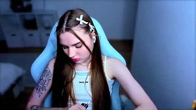 Snapshot of StellaLawless chatting on 11.18.25 StellaLawless online show from 11.18.25