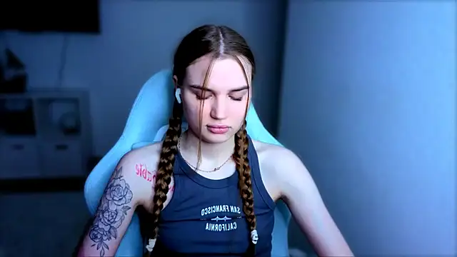 Snapshot of StellaLawless chatting on 11.28.25 StellaLawless online show from 11.28.25