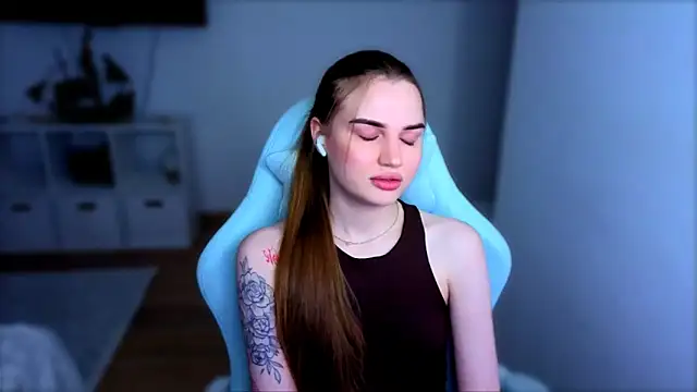 Snapshot of StellaLawless chatting on 12.20.25 StellaLawless online show from 12.20.25