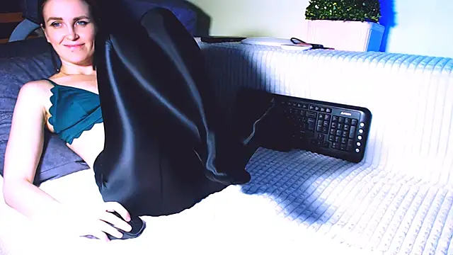 Lina Owl online show from 12.14.24