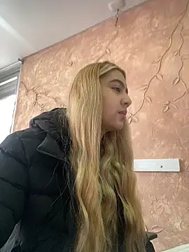 Miabonnett  online show from 11.04.25