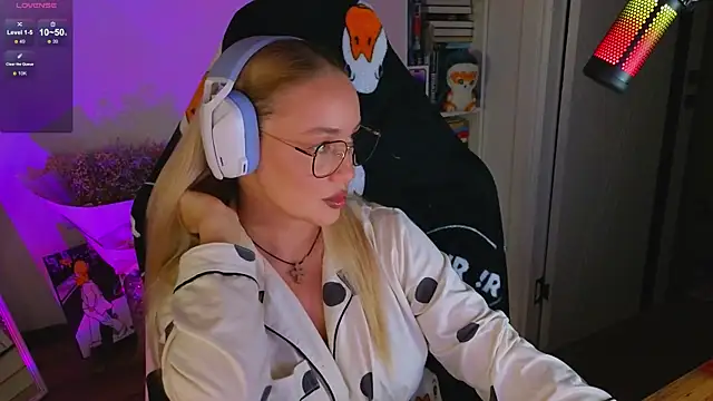 Snapshot of Emili1- chatting on 09.11.25 Emili1- online show from 09.11.25