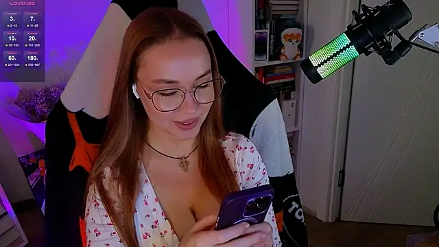 Snapshot of Emili1- chatting on 10.11.25 Emili1- online show from 10.11.25