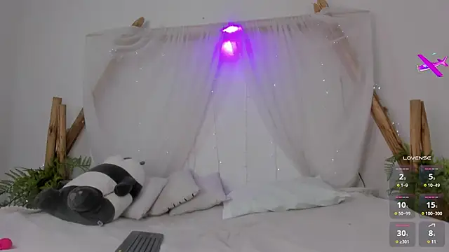 Snapshot of _RedMoon chatting on 12.14.25 RedMoon online show from 12.14.25