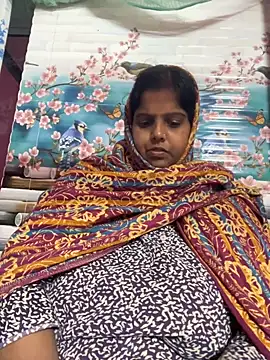 Snapshot of Beauty-queen chatting on 11.21.25 Beauty-queen online show from 11.21.25