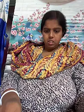 Snapshot of Beauty-queen chatting on 11.23.25 Beauty-queen online show from 11.23.25