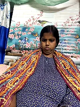 Snapshot of Beauty-queen chatting on 11.30.25 Beauty-queen online show from 11.30.25