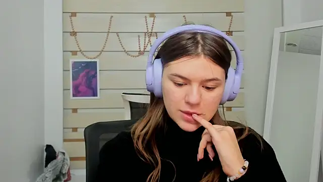 Josephine Kiss online show from 02.08.25