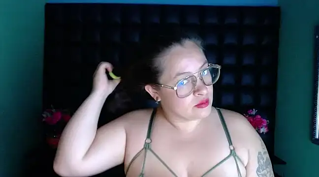 Snapshot of SaraThomso chatting on 12.04.24 SaraThomso online show from 12.04.24