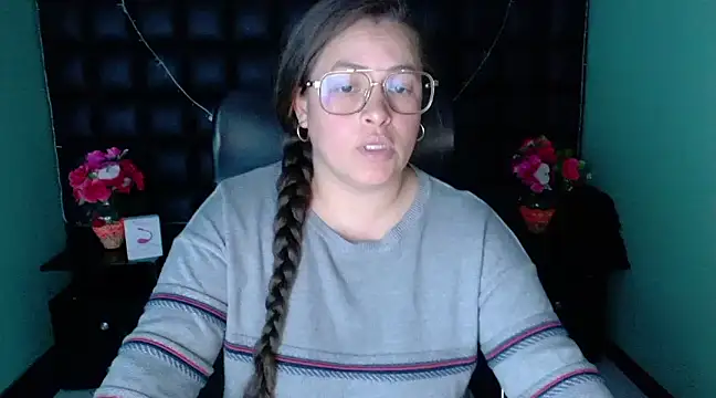 Snapshot of SaraThomso chatting on 12.28.24 SaraThomso online show from 12.28.24