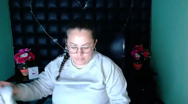 Snapshot of SaraThomso chatting on 12.31.24 SaraThomso online show from 12.31.24