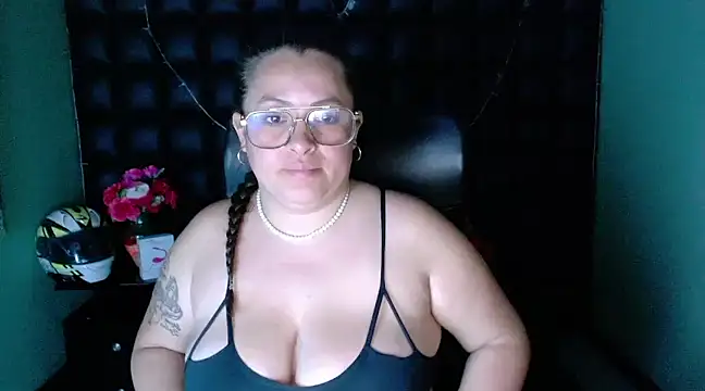 Snapshot of SaraThomso chatting on 12.31.24 SaraThomso online show from 12.31.24