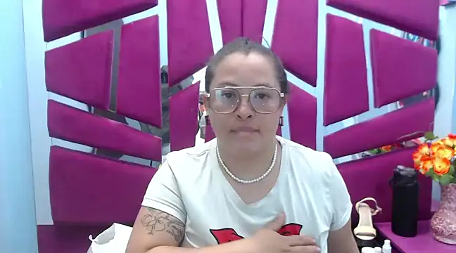 Snapshot of SaraThomso chatting on 02.06.25 SaraThomso online show from 02.06.25