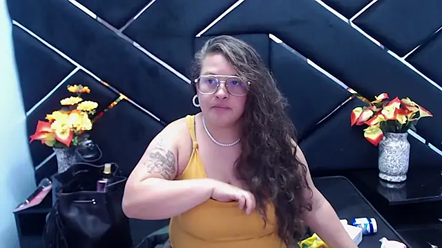 Snapshot of SaraThomso chatting on 02.11.25 SaraThomso online show from 02.11.25