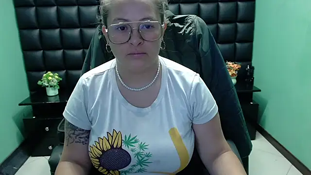 Snapshot of SaraThomso chatting on 02.22.25 SaraThomso online show from 02.22.25