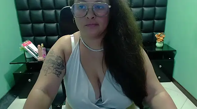 Snapshot of SaraThomso chatting on 03.23.25 SaraThomso online show from 03.23.25