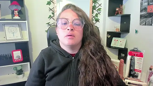 Snapshot of SaraThomso chatting on 10.04.25 SaraThomso online show from 10.04.25