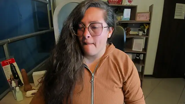 Snapshot of SaraThomso chatting on 11.07.25 SaraThomso online show from 11.07.25