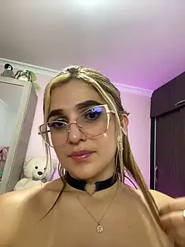 Snapshot of caroline_jonson chatting on 12.15.24 caroline jonson online show from 12.15.24