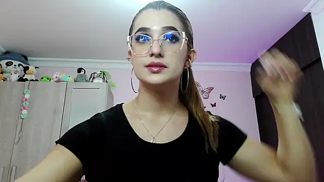 Snapshot of caroline_jonson chatting on 12.19.24 caroline jonson online show from 12.19.24