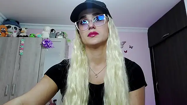 Snapshot of caroline_jonson chatting on 02.23.25 caroline jonson online show from 02.23.25