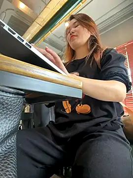 Snapshot of Emily_9xx chatting on 11.21.25 Emily 9xx online show from 11.21.25