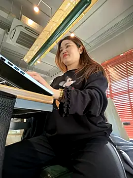 Snapshot of Emily_9xx chatting on 11.28.25 Emily 9xx online show from 11.28.25