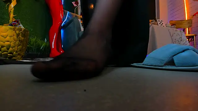 Snapshot of LolaLemona chatting on 12.12.24 LolaLemona online show from 12.12.24