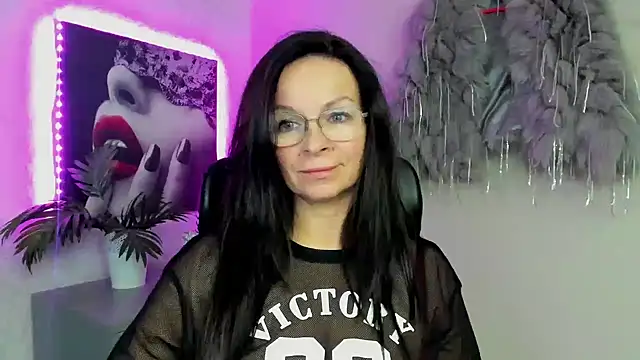 HelenLuxx online show from 11.27.25