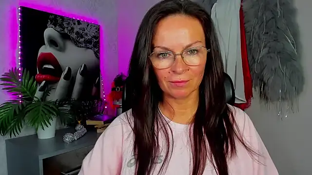 HelenLuxx online show from 06.17.26