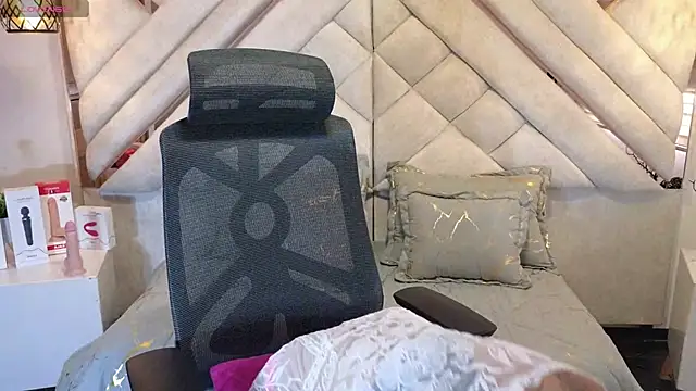 Snapshot of leslyflorez chatting on 01.29.25 leslyflorez online show from 01.29.25