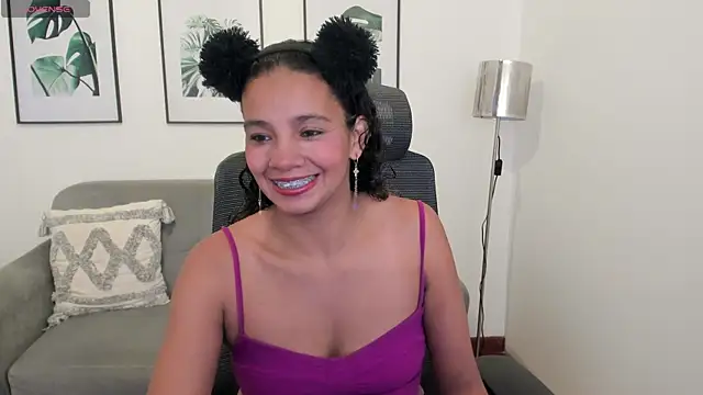 Snapshot of leslyflorez chatting on 02.18.25 leslyflorez online show from 02.18.25