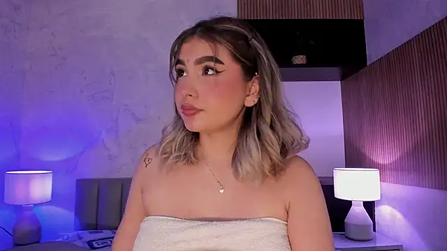 Snapshot of SamantaBone chatting on 12.28.24 SamantaBone online show from 12.28.24