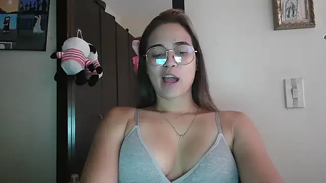 Snapshot of trianabell chatting on 05.29.26 trianabell online show from 05.29.26