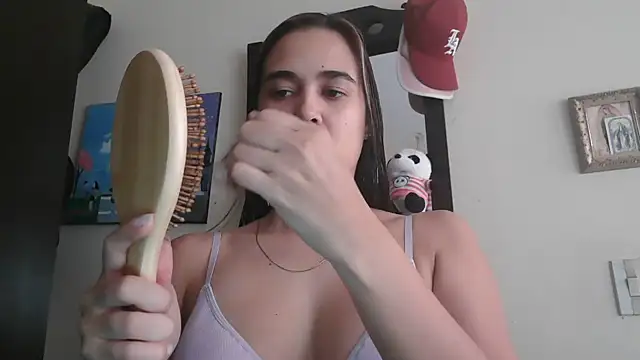 Snapshot of trianabell chatting on 07.31.26 trianabell online show from 07.31.26