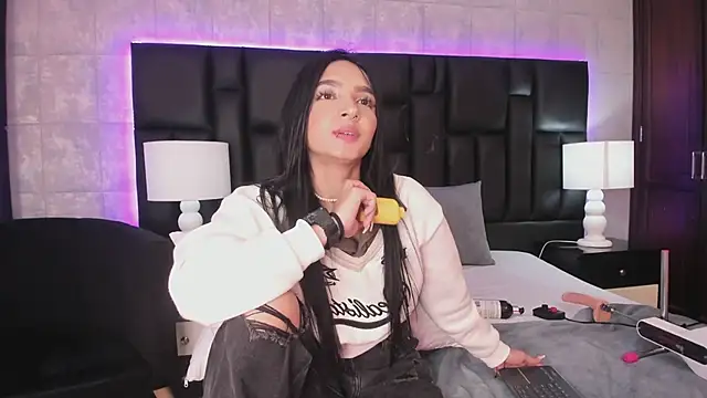 Snapshot of MiaSweeths chatting on 12.27.24 MiaSweeths online show from 12.27.24