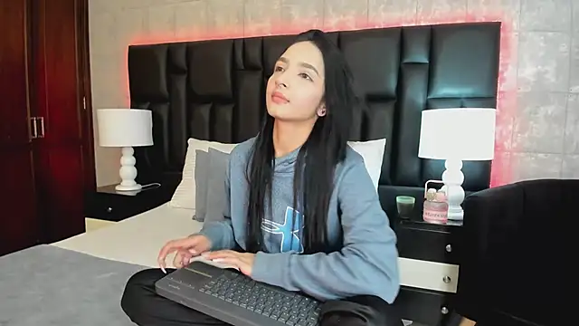 Snapshot of MiaSweeths chatting on 02.06.25 MiaSweeths online show from 02.06.25