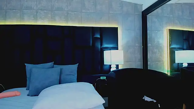 Snapshot of MiaSweeths chatting on 02.24.25 MiaSweeths online show from 02.24.25