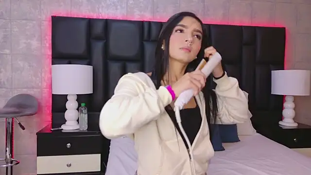 Snapshot of MiaSweeths chatting on 10.25.25 MiaSweeths online show from 10.25.25