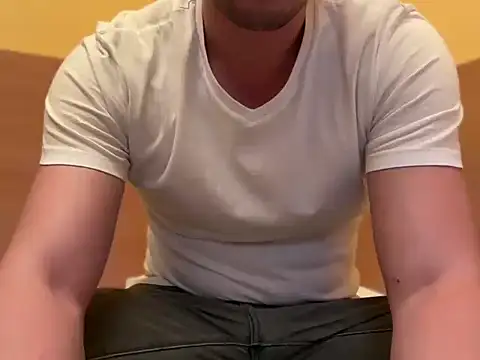 Snapshot of etat_onn chatting on 10.24.25 etat onn online show from 10.24.25