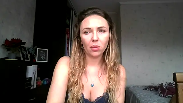 Snapshot of AngelinaLove28 chatting on 12.15.25 AngelinaLove28 online show from 12.15.25