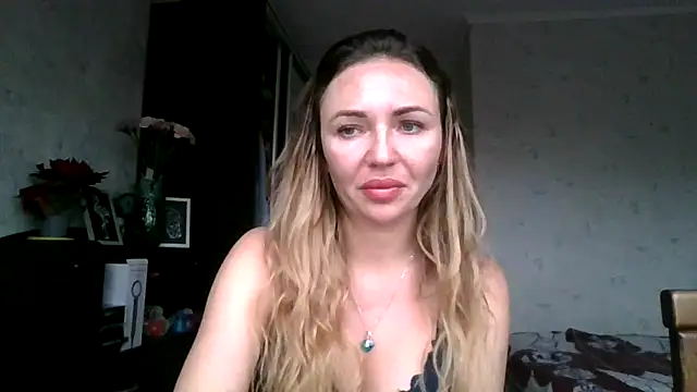 Snapshot of AngelinaLove28 chatting on 12.16.25 AngelinaLove28 online show from 12.16.25