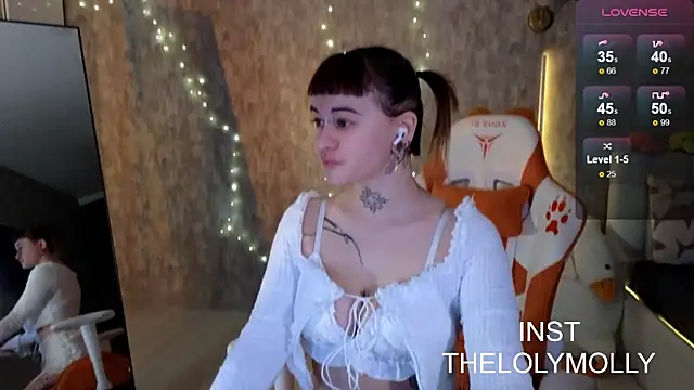 Snapshot of LolyMolli chatting on 10.18.25 LolyMolli online show from 10.18.25