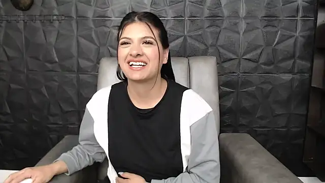 Snapshot of Abril_Squirt chatting on 01.22.25 Abril Squirt online show from 01.22.25