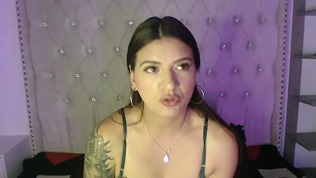 Snapshot of Abril_Squirt chatting on 09.30.25 Abril Squirt online show from 09.30.25